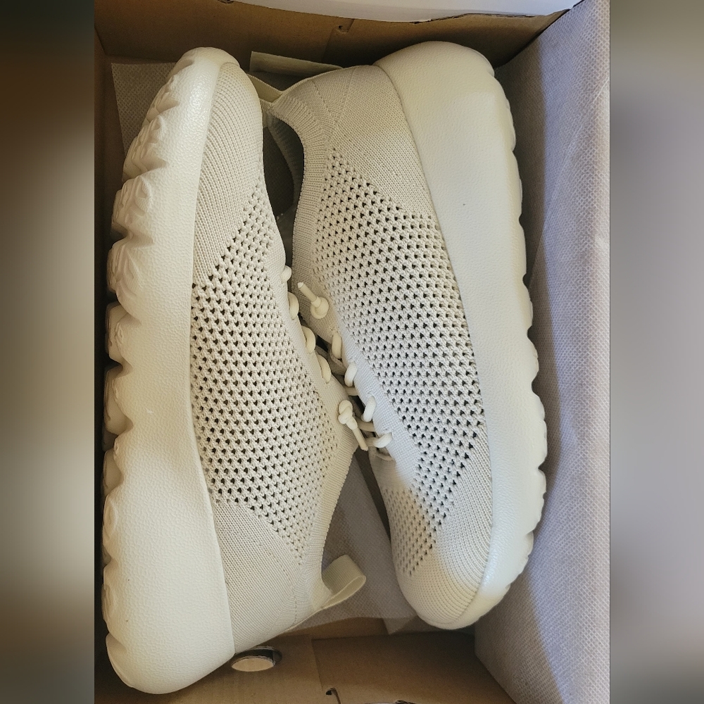 White Athletic Shoes with Breathable Mesh Design